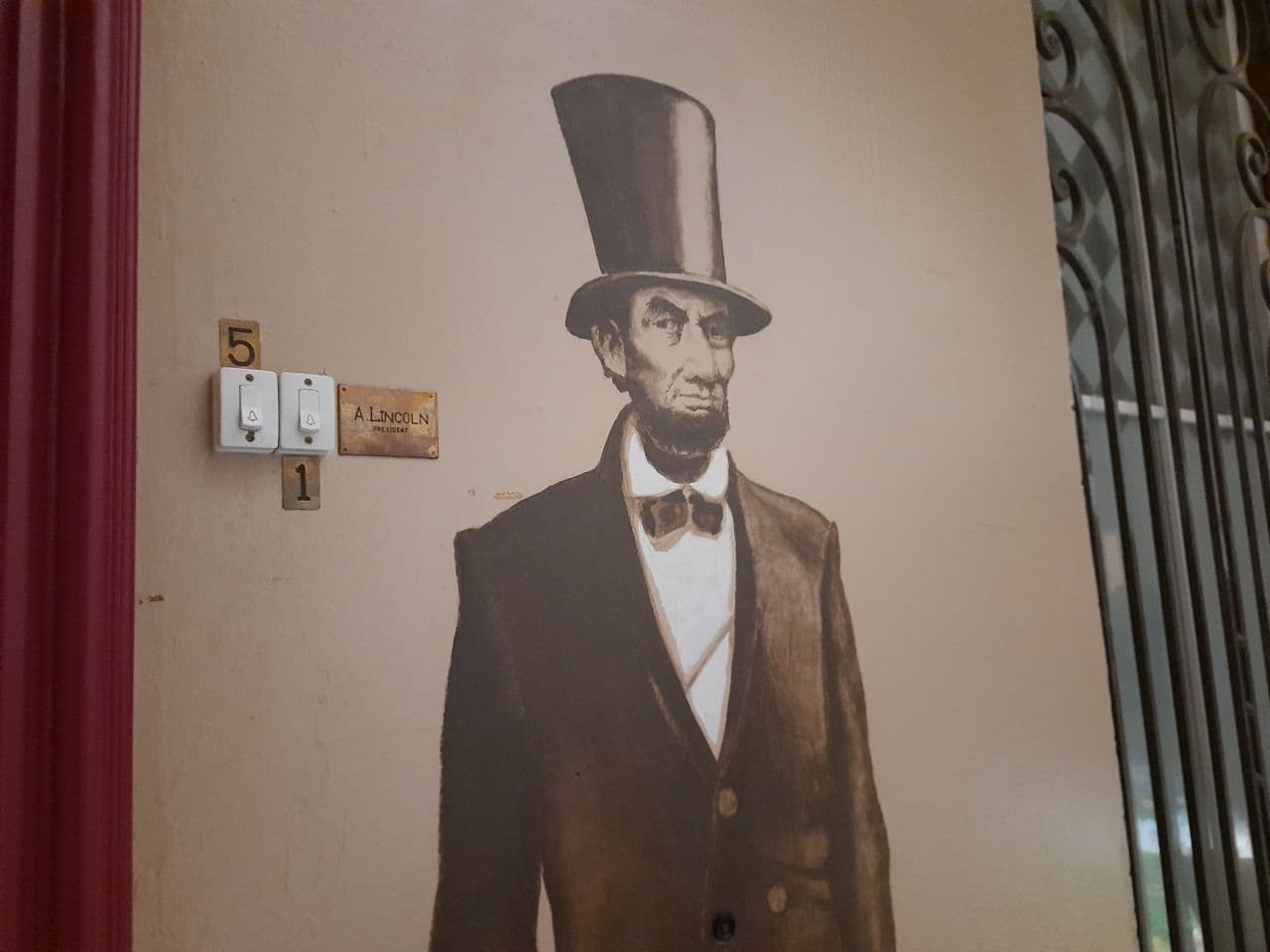 Не подъезд, а произведение искусства: в Одессе американец расписал парадную. Фото автора