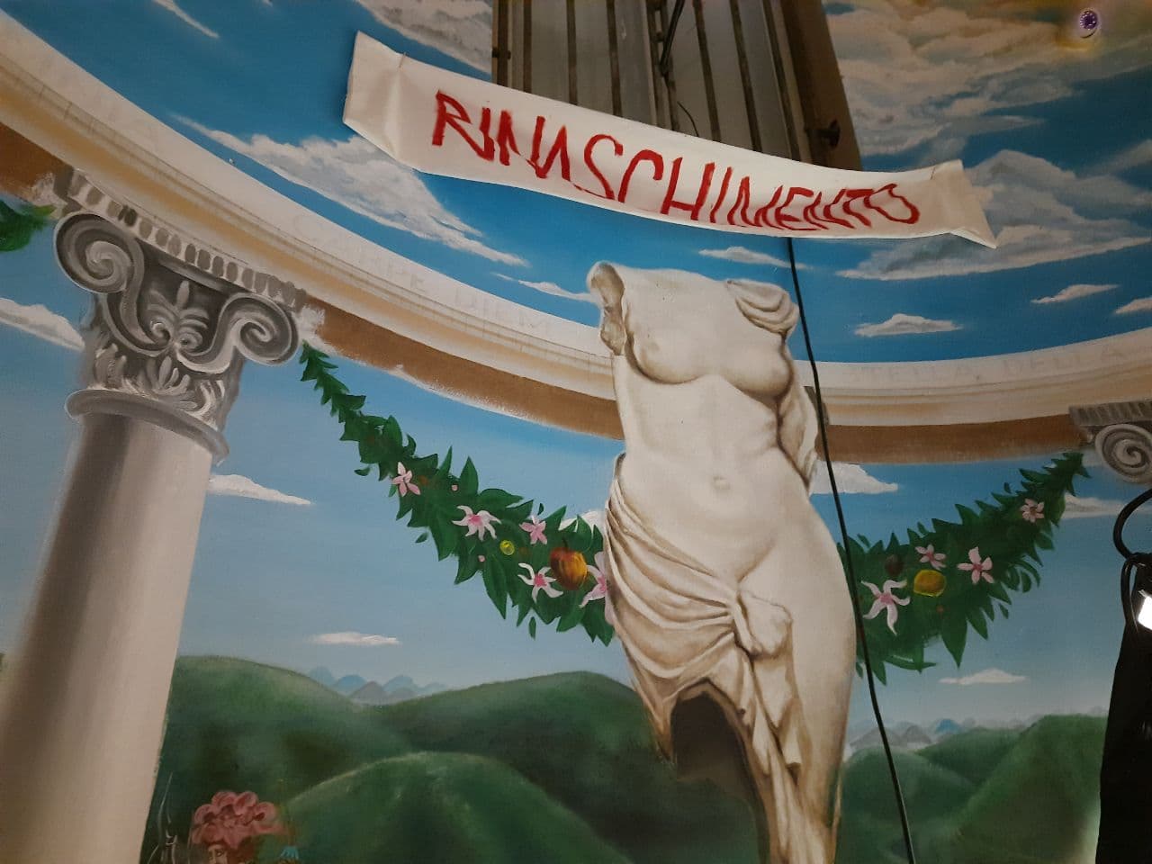 Не подъезд, а произведение искусства: в Одессе американец расписал парадную. Фото автора