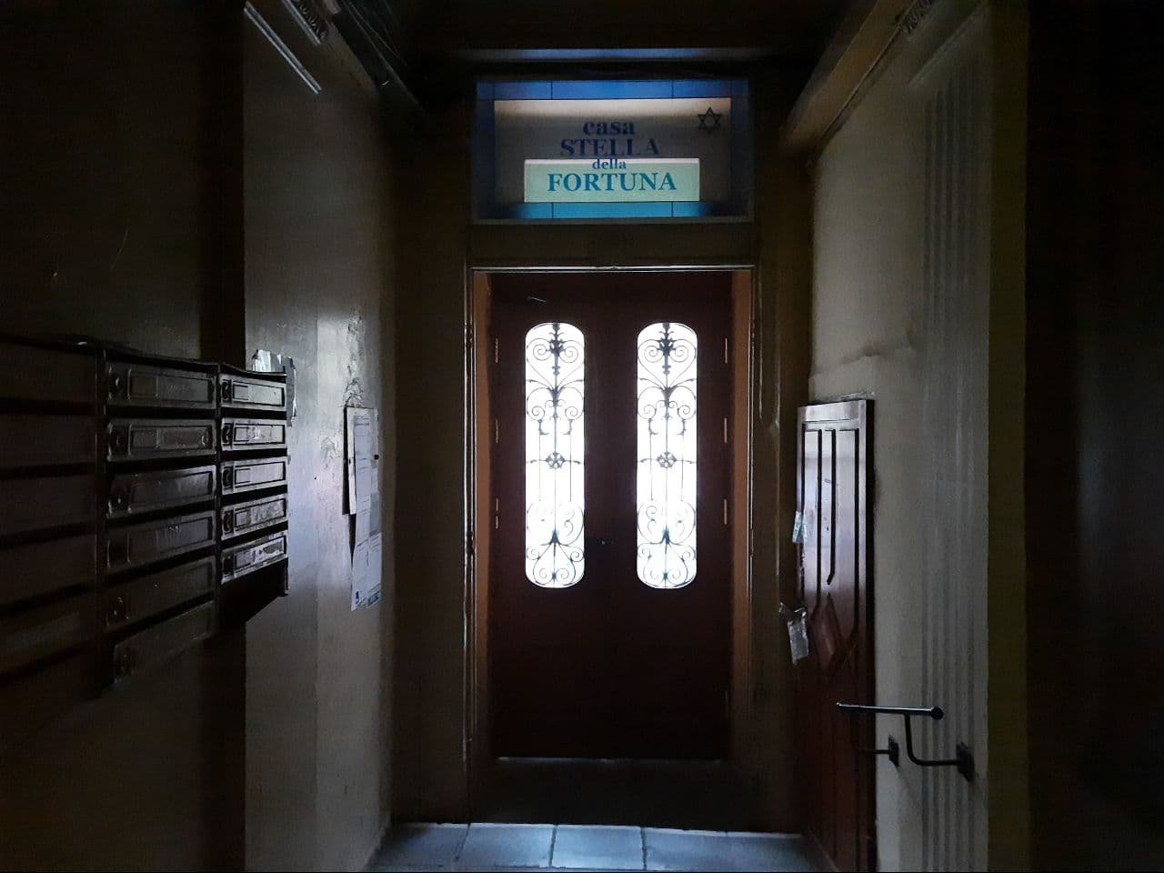 Не подъезд, а произведение искусства: в Одессе американец расписал парадную. Фото автора