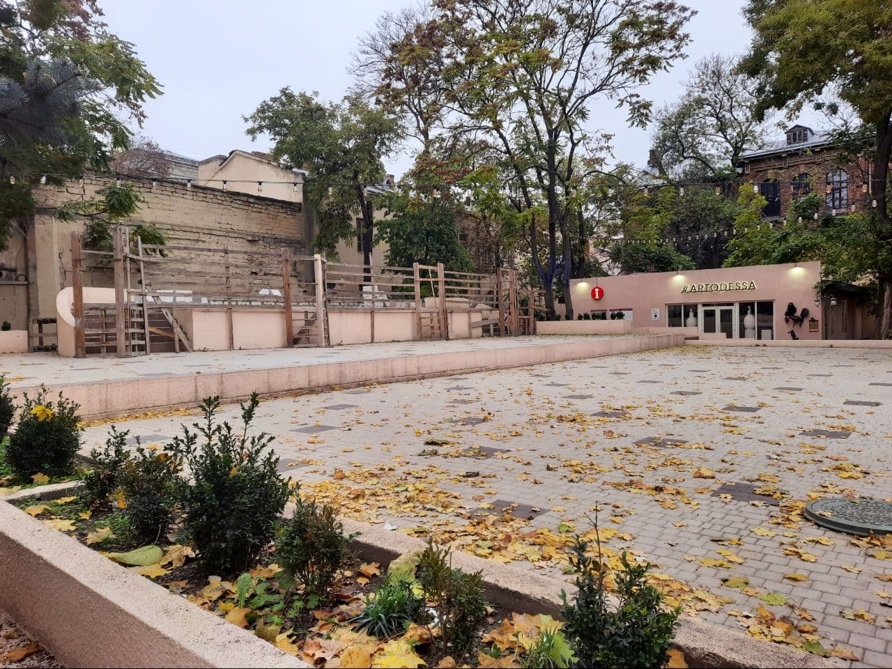 Осень в летнем театре горсада Одессы: фоторепортаж с самых красивых мест города. Фото автора