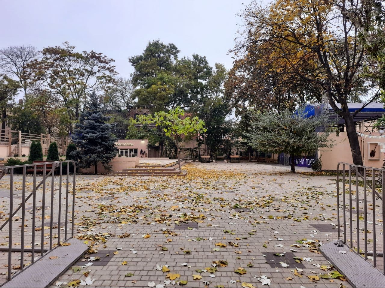 Осень в летнем театре горсада Одессы: фоторепортаж с самых красивых мест города. Фото автора