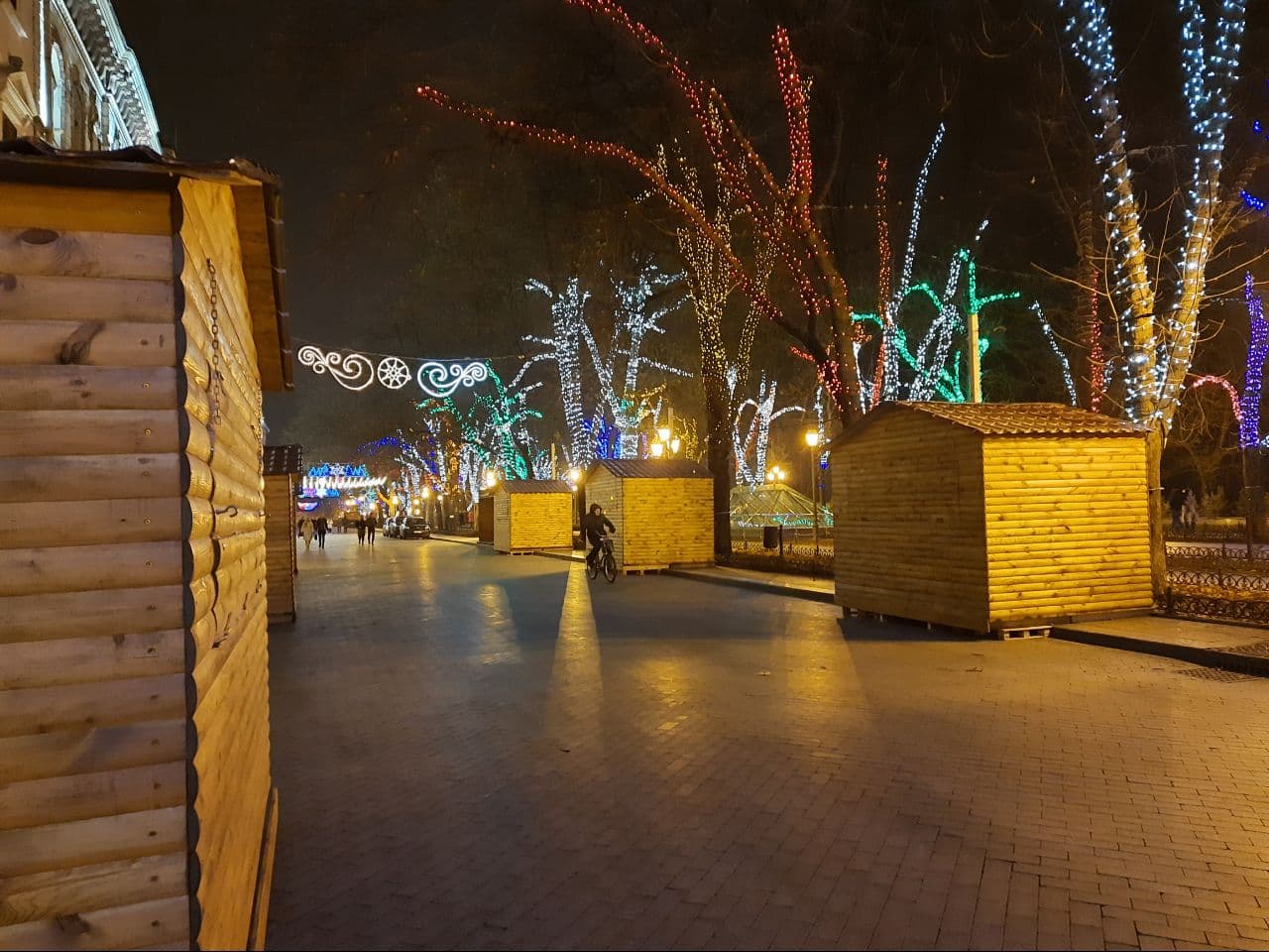 Установка елок, карусель и праздничная подсветка: в Одессе начали подготовку к Новому году