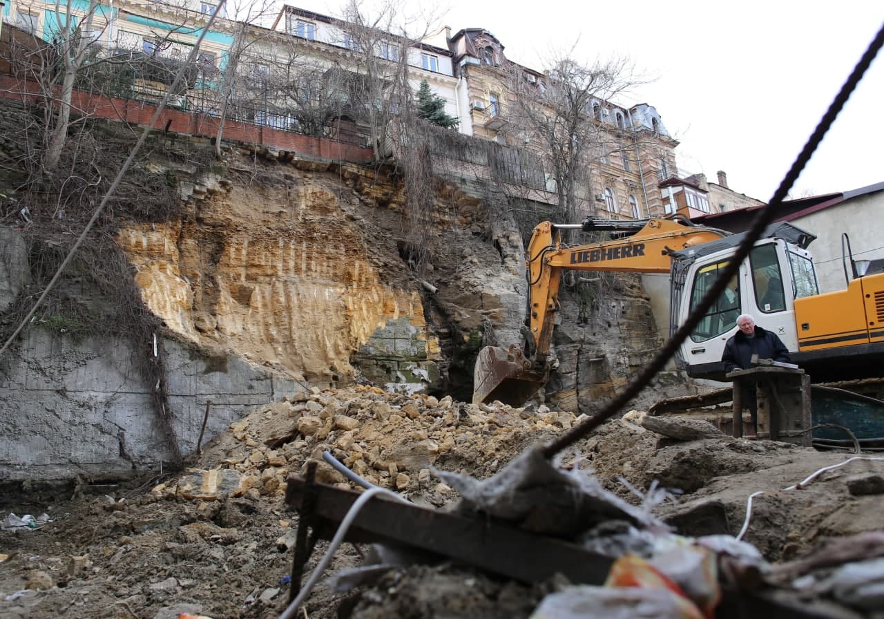 В центре Одессы начал сползать склон с жилым домом Фото: УСИ
