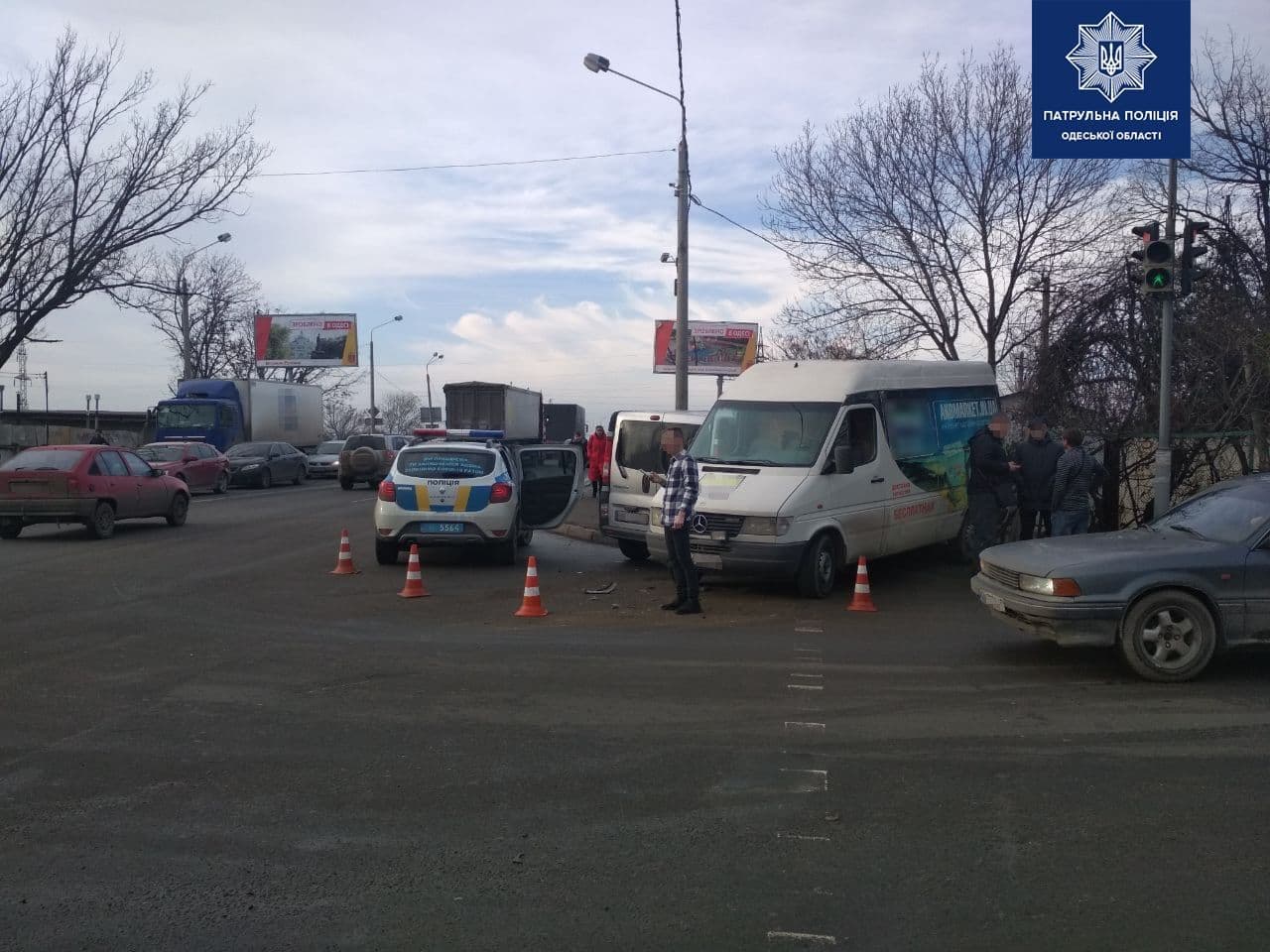 На поселке Котовского столкнулись два микроавтобуса: есть пострадавшие. Фото: патрульная полиция