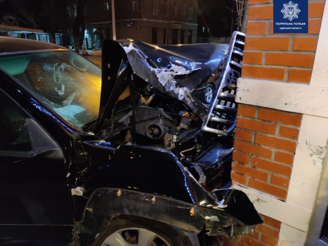 "Герой дня": в Одессе автомобиль на большой скорости врезался в здание магазина. Фото: патрульная полиция