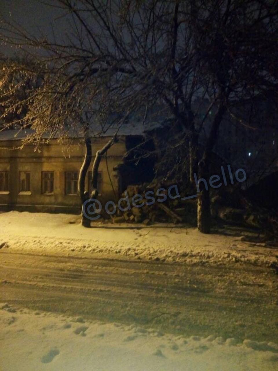 На Головковского дерево разрушило часть дома (фото) - Одесса Vgorode.ua