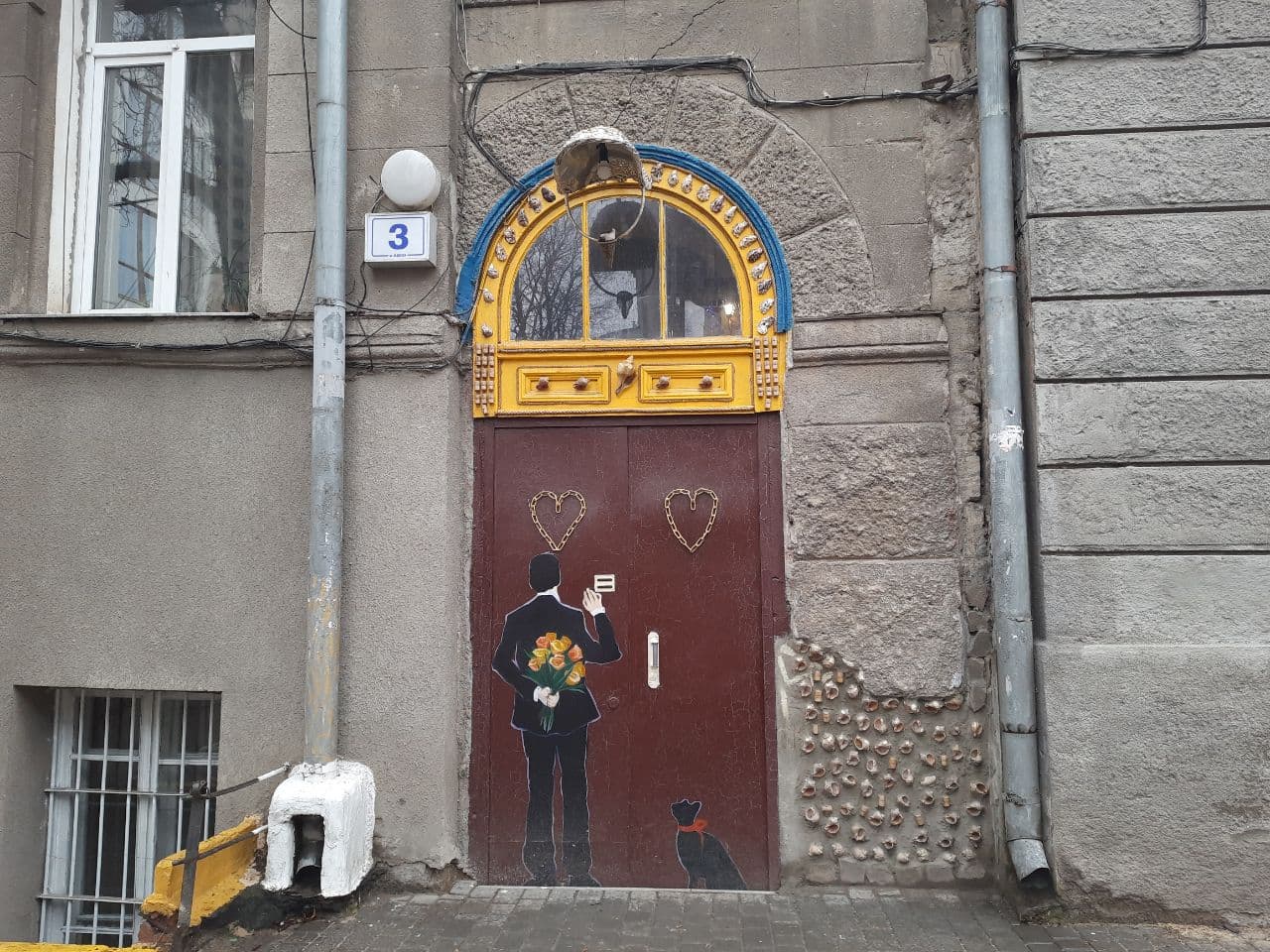 С унитазом и сказочными замками: полюбуйся необычным одесским двориком. Фото Марины Повертайло