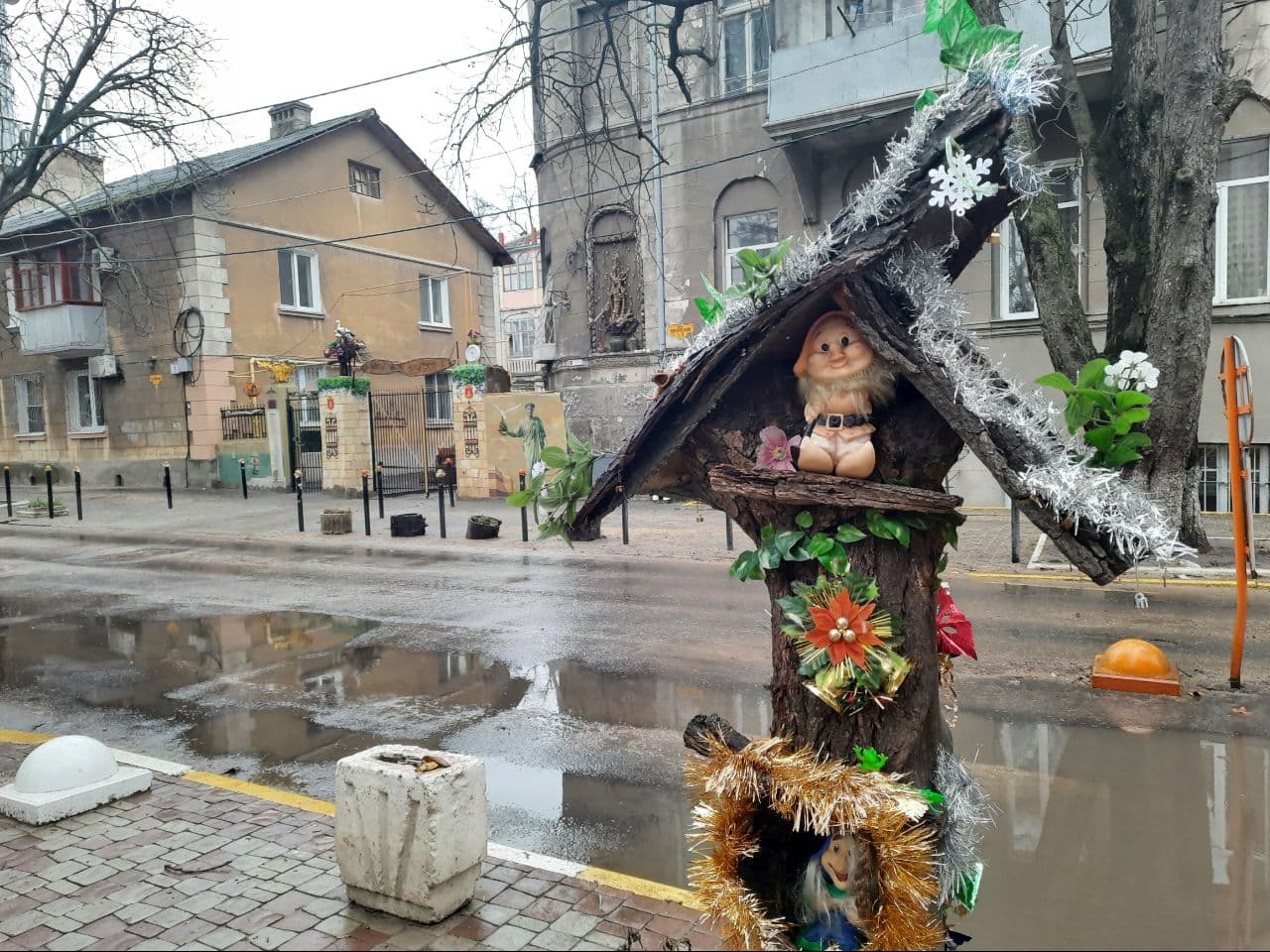 С унитазом и сказочными замками: полюбуйся необычным одесским двориком фото 1