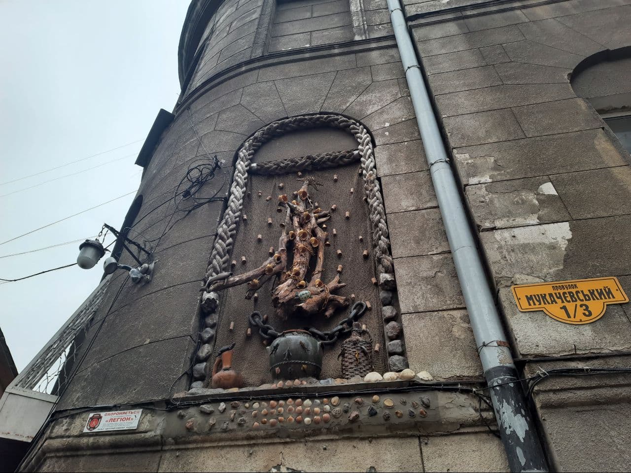 С унитазом и сказочными замками: полюбуйся необычным одесским двориком. Фото Марины Повертайло