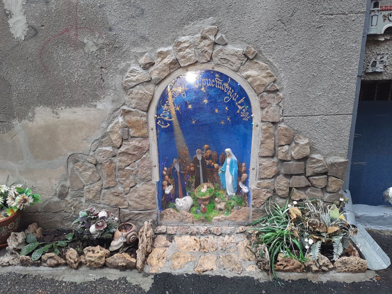 С унитазом и сказочными замками: полюбуйся необычным одесским двориком фото 2 1