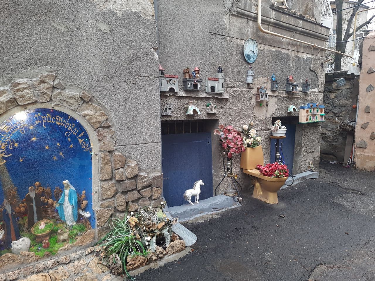 С унитазом и сказочными замками: полюбуйся необычным одесским двориком. Фото Марины Повертайло