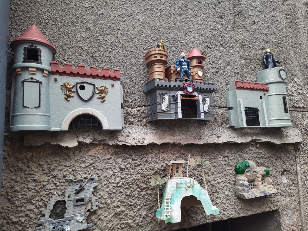 С унитазом и сказочными замками: полюбуйся необычным одесским двориком. Фото Марины Повертайло