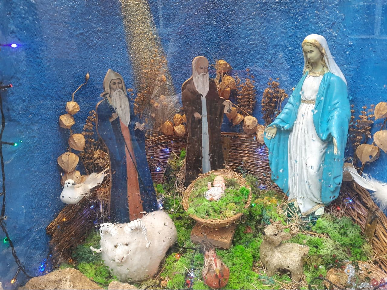 С унитазом и сказочными замками: полюбуйся необычным одесским двориком. Фото Марины Повертайло