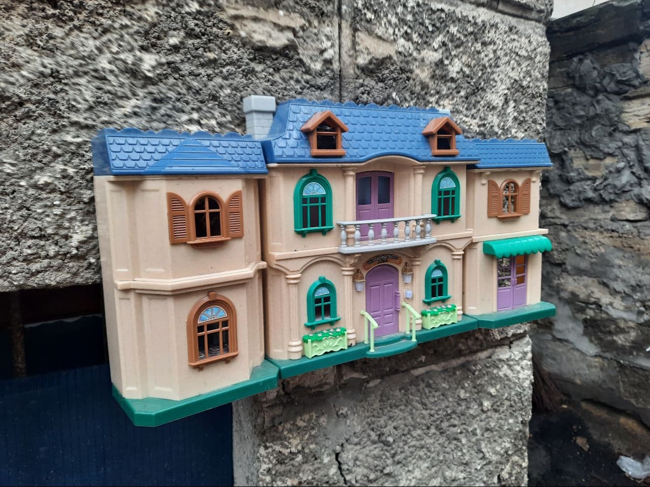 С унитазом и сказочными замками: полюбуйся необычным одесским двориком. Фото Марины Повертайло