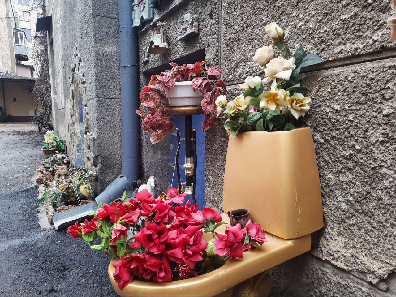 С унитазом и сказочными замками: полюбуйся необычным одесским двориком. Фото Марины Повертайло