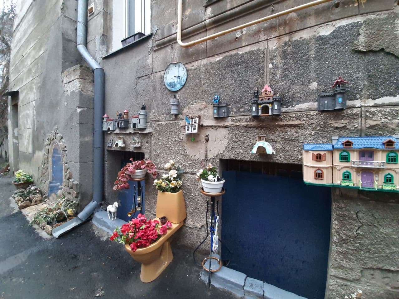 С унитазом и сказочными замками: полюбуйся необычным одесским двориком. Фото Марины Повертайло