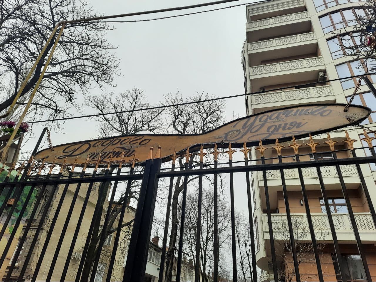 С унитазом и сказочными замками: полюбуйся необычным одесским двориком. Фото Марины Повертайло