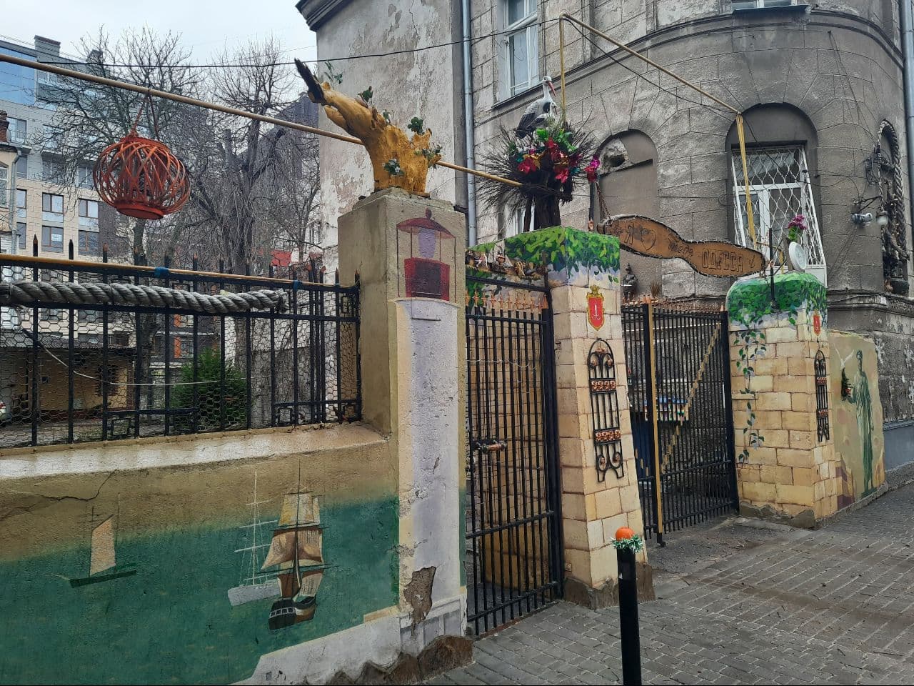 С унитазом и сказочными замками: полюбуйся необычным одесским двориком. Фото Марины Повертайло