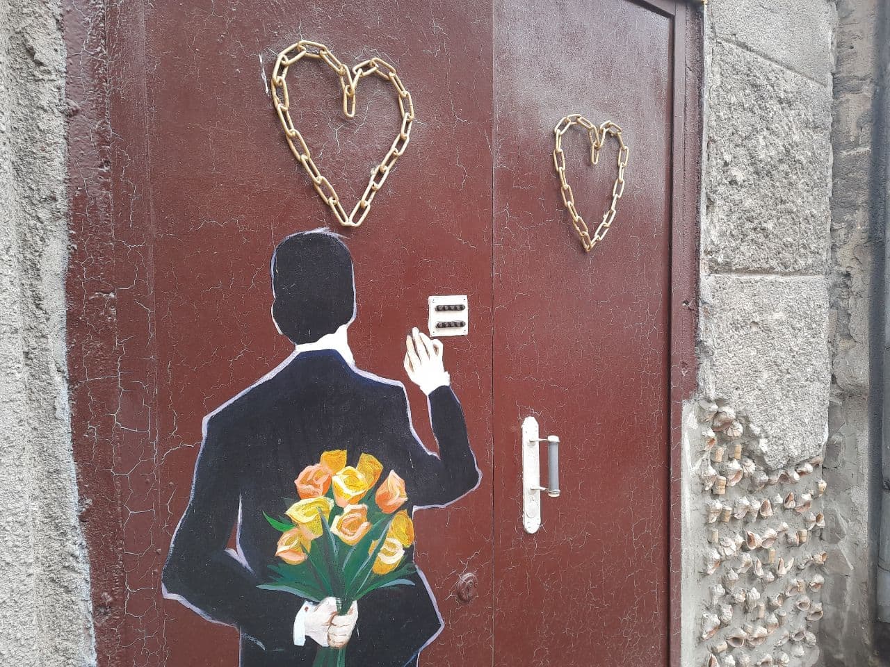 С унитазом и сказочными замками: полюбуйся необычным одесским двориком. Фото Марины Повертайло