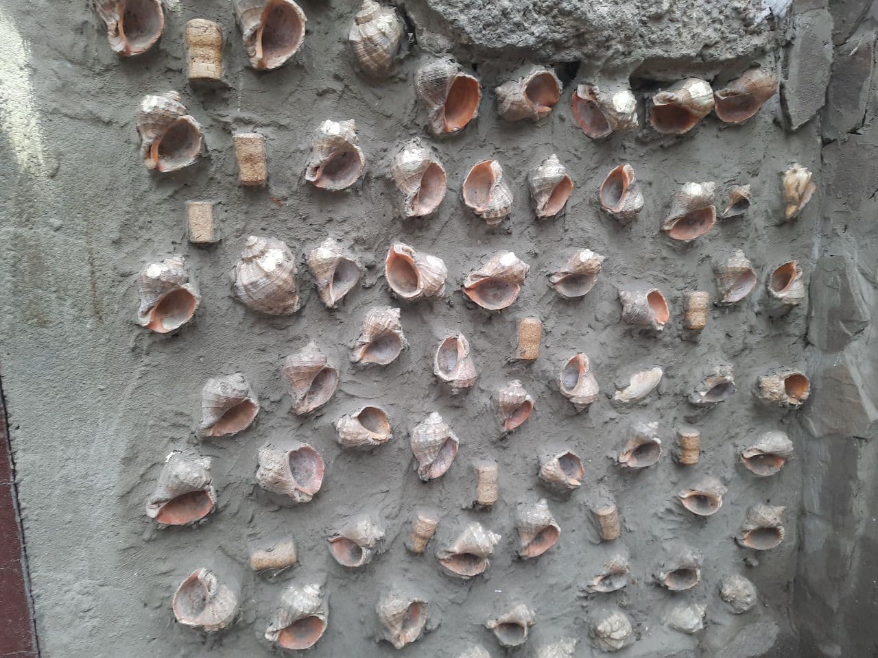 С унитазом и сказочными замками: полюбуйся необычным одесским двориком. Фото Марины Повертайло