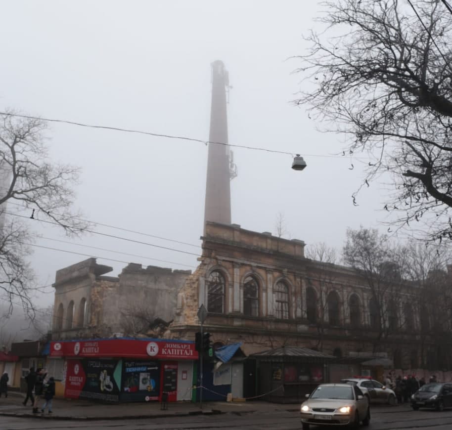 Еще одна потеря: в центре Одессы рухнула стена старинного завода