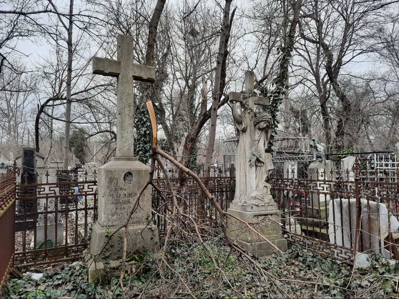 Старые памятники на Втором христианском кладбище. Фото Марины Повертайло