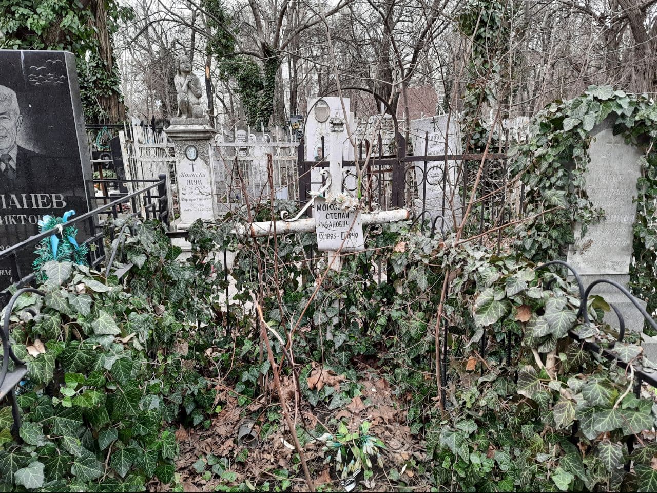 Старые памятники на Втором христианском кладбище. Фото Марины Повертайло