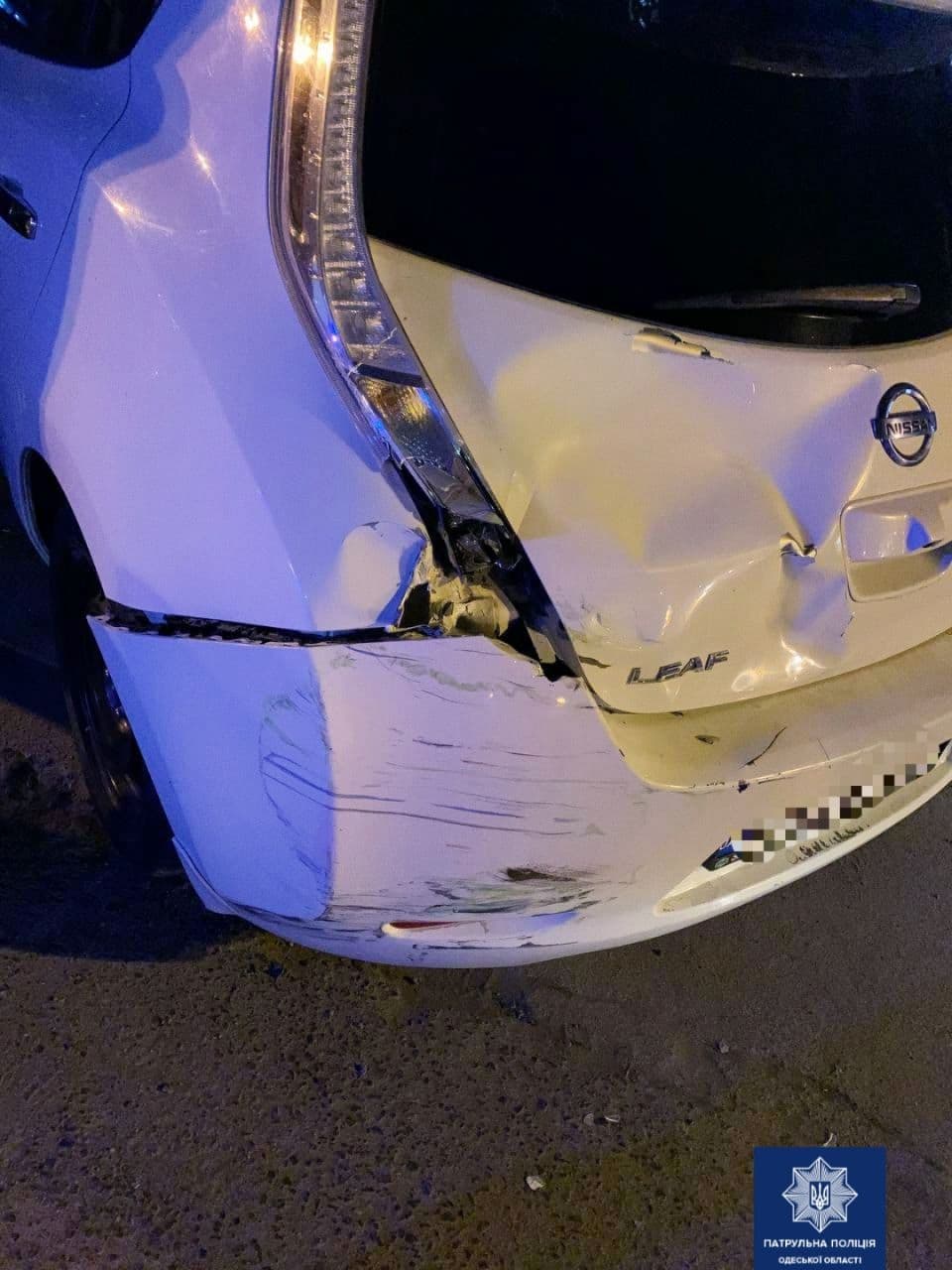 Странное ДТП: в Одессе столкнулись мопед и легковой автомобиль. Фото: патрульная полиция