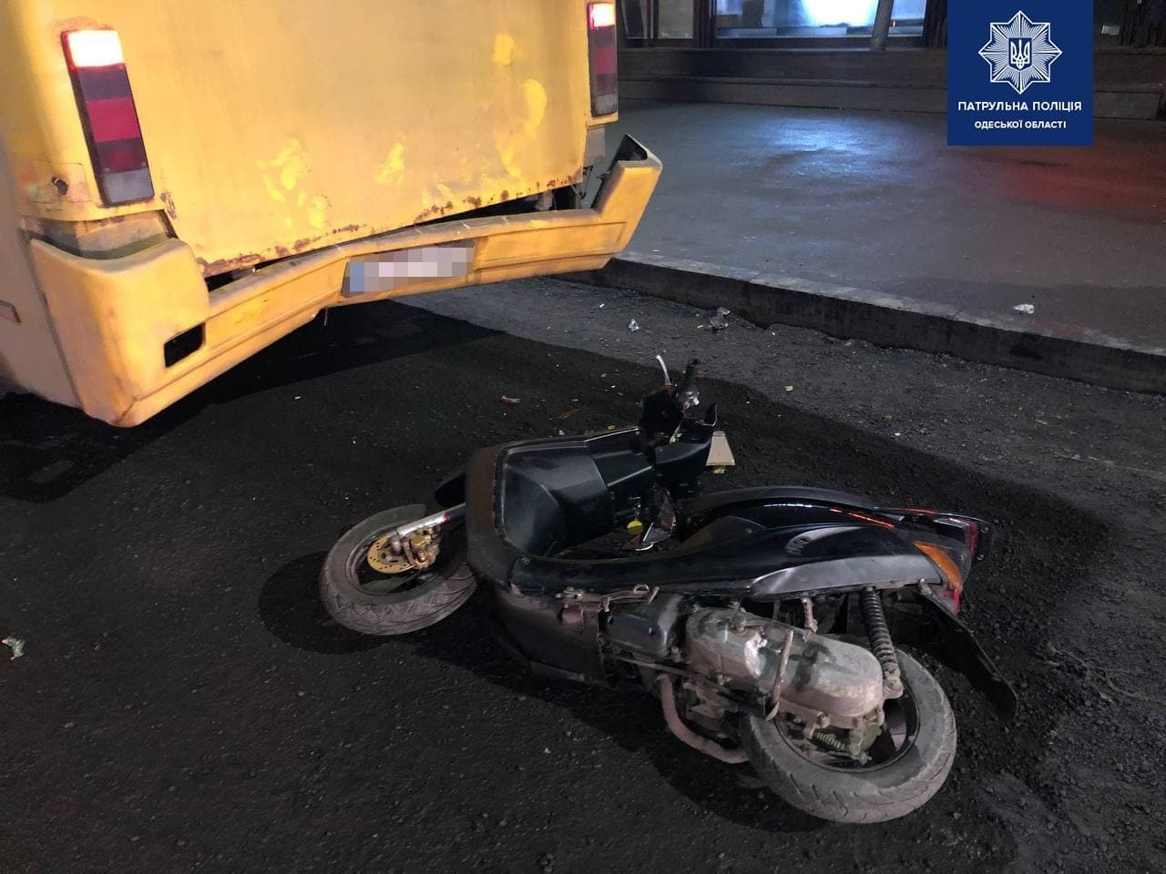 в Одессе несовершеннолетний мопедист врезался в маршрутку. Фото: патрульная полиция