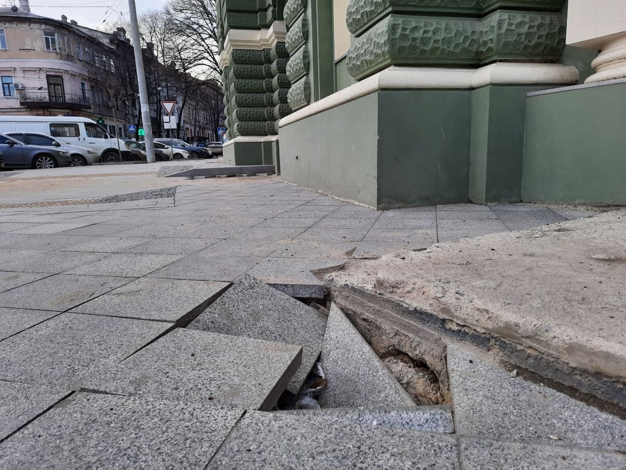 С трещинами и разбитой плиткой: как выглядит дом Руссова после зимы. Фото Марины Повертайло