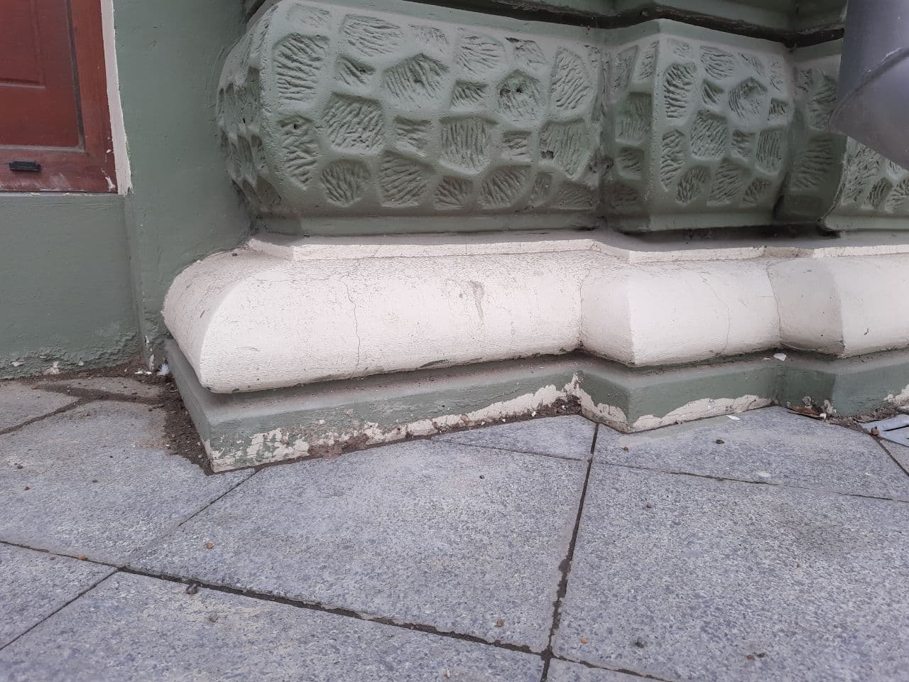 С трещинами и разбитой плиткой: как выглядит дом Руссова после зимы. Фото Марины Повертайло