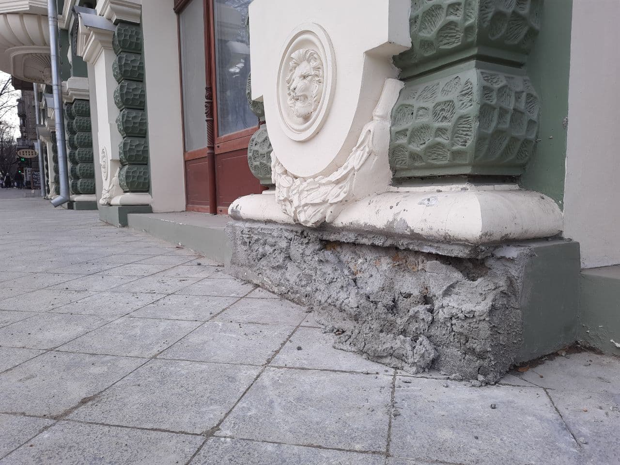 С трещинами и разбитой плиткой: как выглядит дом Руссова после зимы. Фото Марины Повертайло