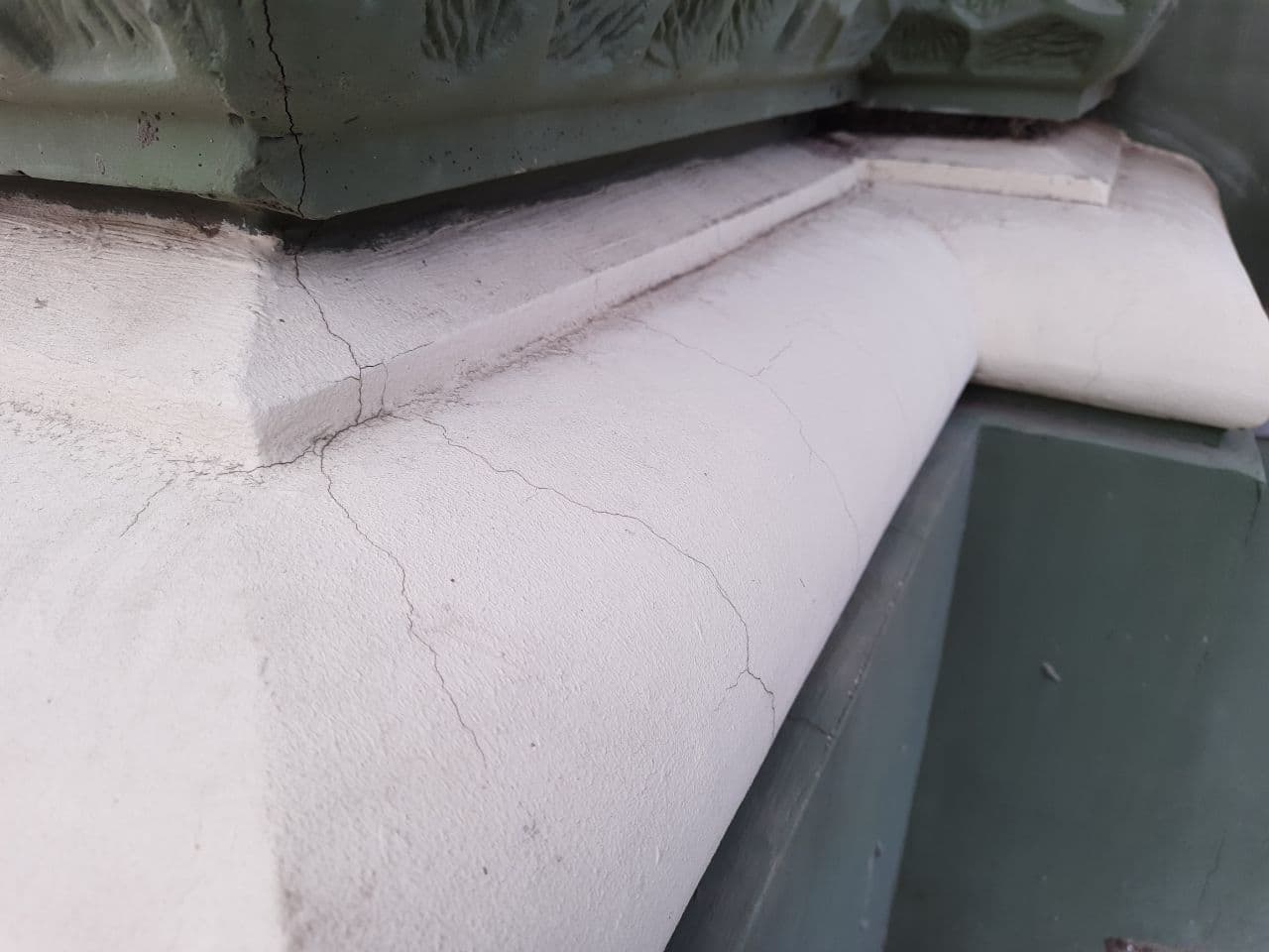 С трещинами и разбитой плиткой: как выглядит дом Руссова после зимы. Фото Марины Повертайло