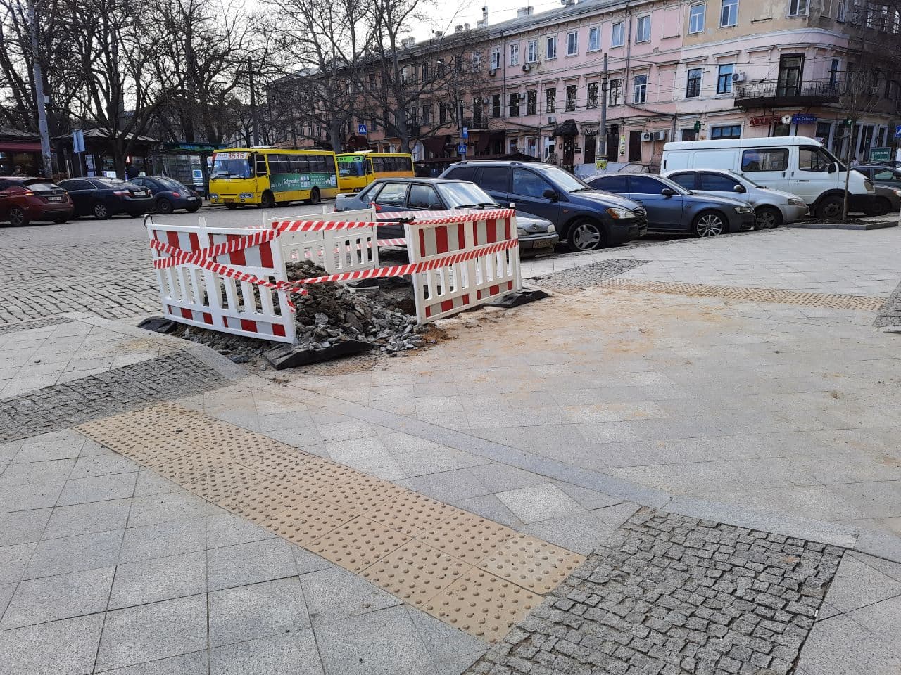 С трещинами и разбитой плиткой: как выглядит дом Руссова после зимы. Фото Марины Повертайло