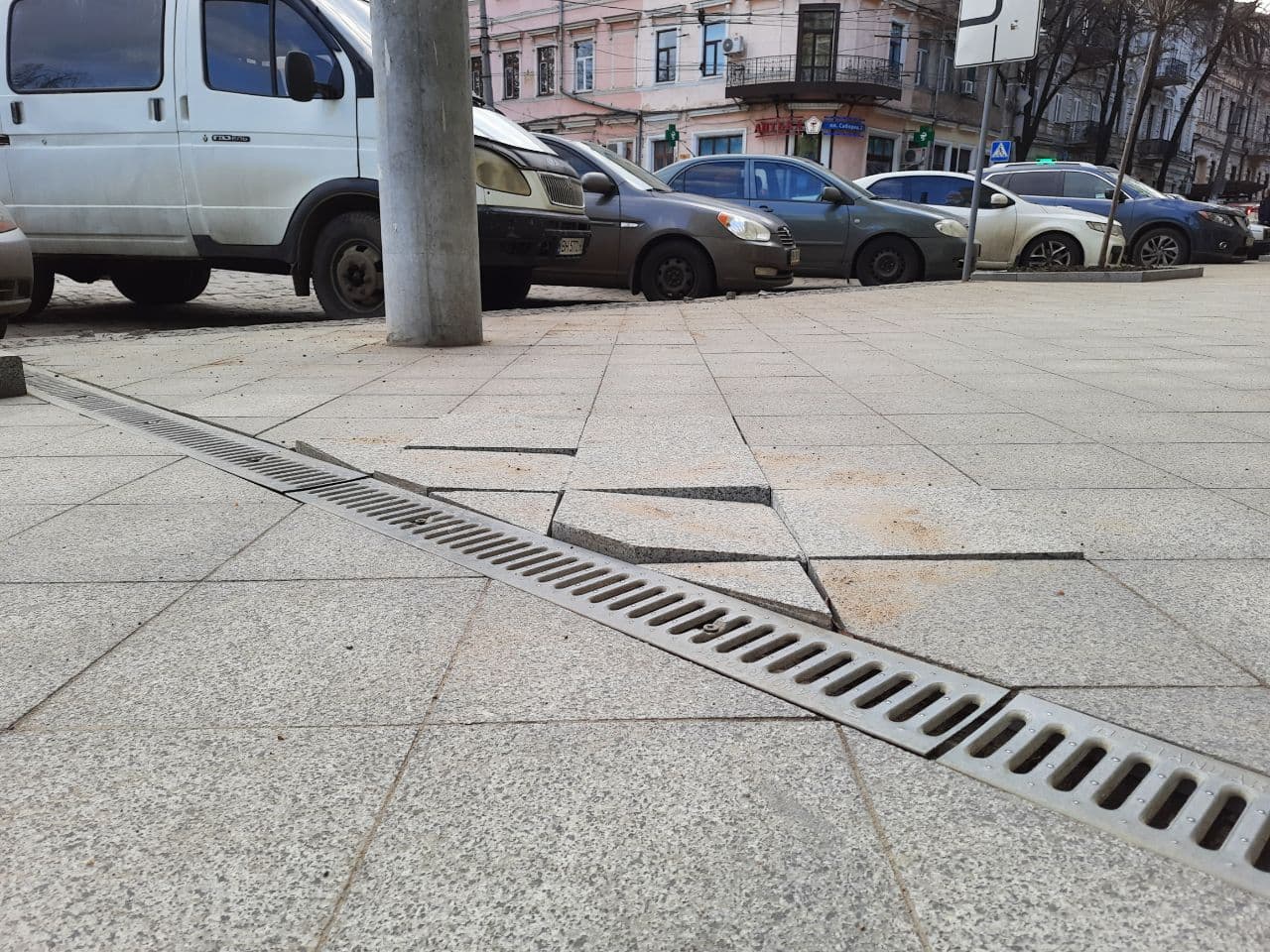 С трещинами и разбитой плиткой: как выглядит дом Руссова после зимы. Фото Марины Повертайло