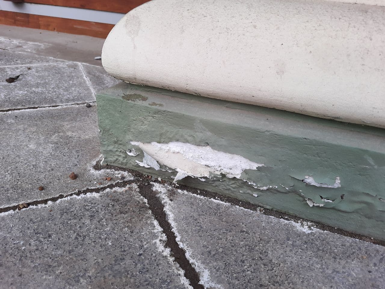 С трещинами и разбитой плиткой: как выглядит дом Руссова после зимы. Фото Марины Повертайло