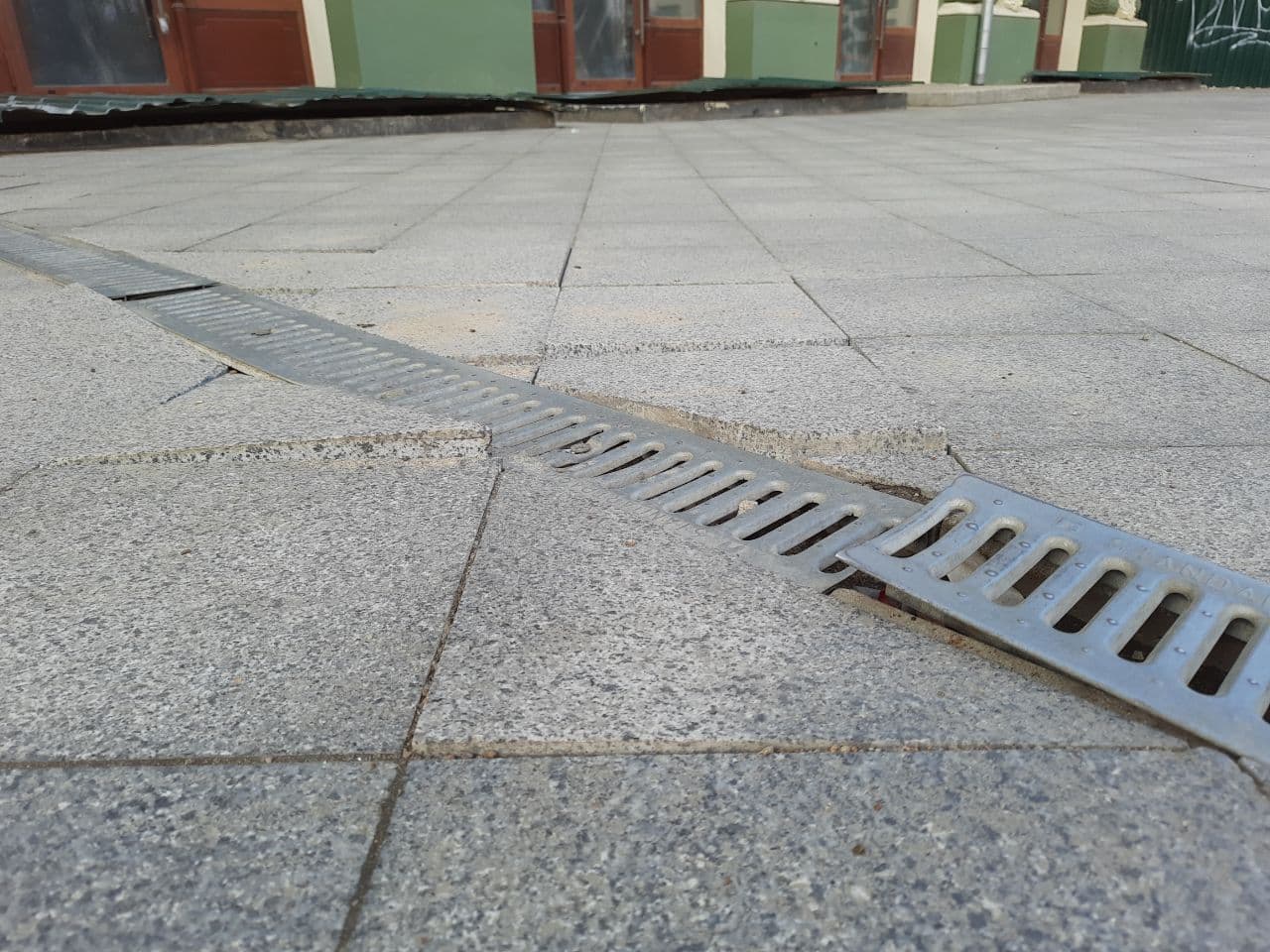 С трещинами и разбитой плиткой: как выглядит дом Руссова после зимы. Фото Марины Повертайло