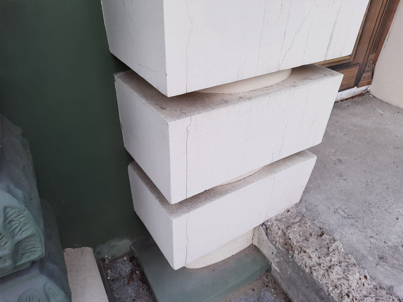 С трещинами и разбитой плиткой: как выглядит дом Руссова после зимы. Фото Марины Повертайло