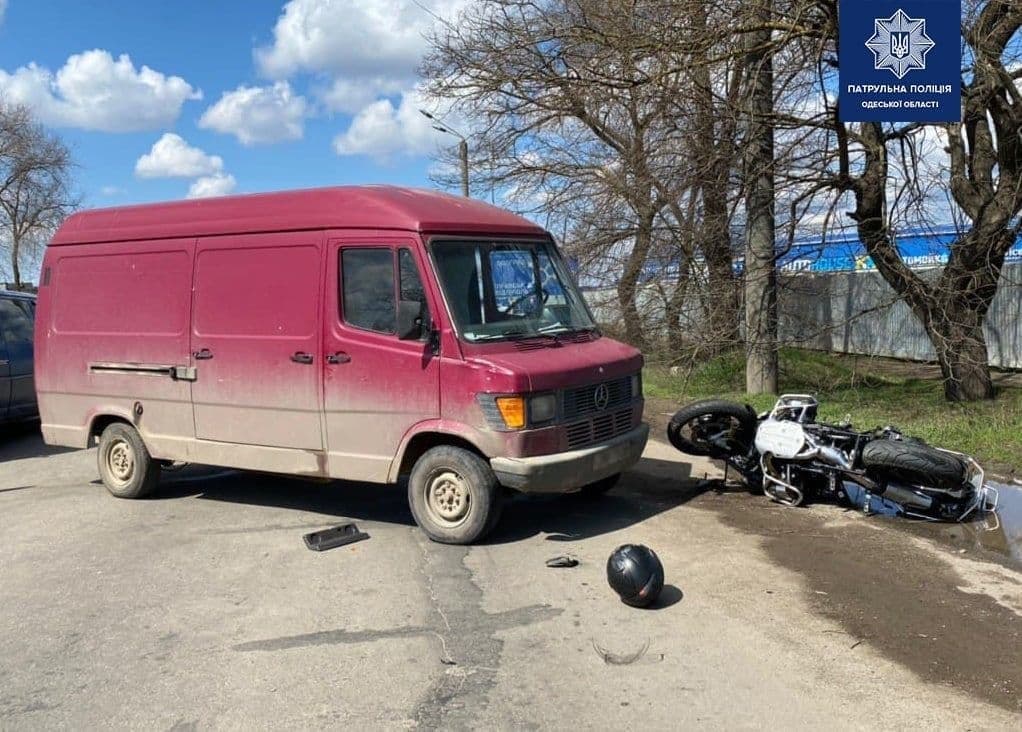 Столкновение автомобиля и мотоцикла на Тираспольском шоссе. Фото: патрульная полиция