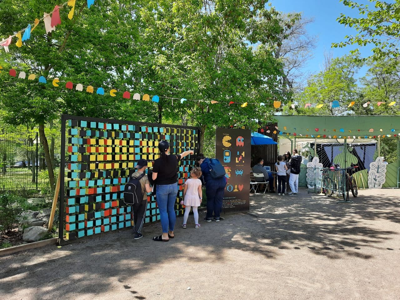 Первый Playstation и Арчери таг: в Зеленом театре проходит фестиваль игр. Фото автора