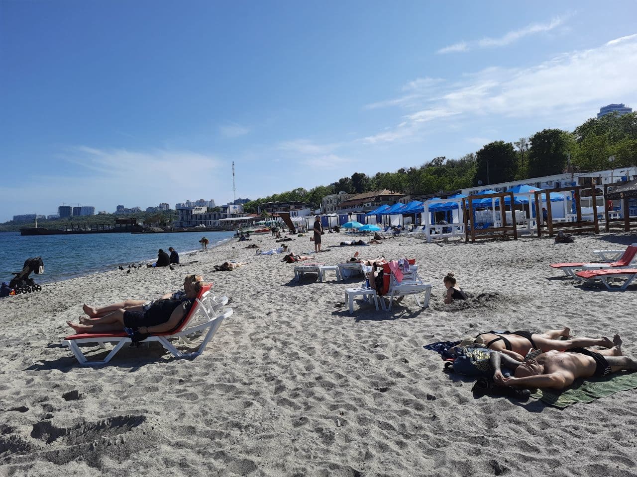 От "Ланжерона" до "Аркадии": как одесские пляжи готовятся к лету. Фото Марины Повертайло