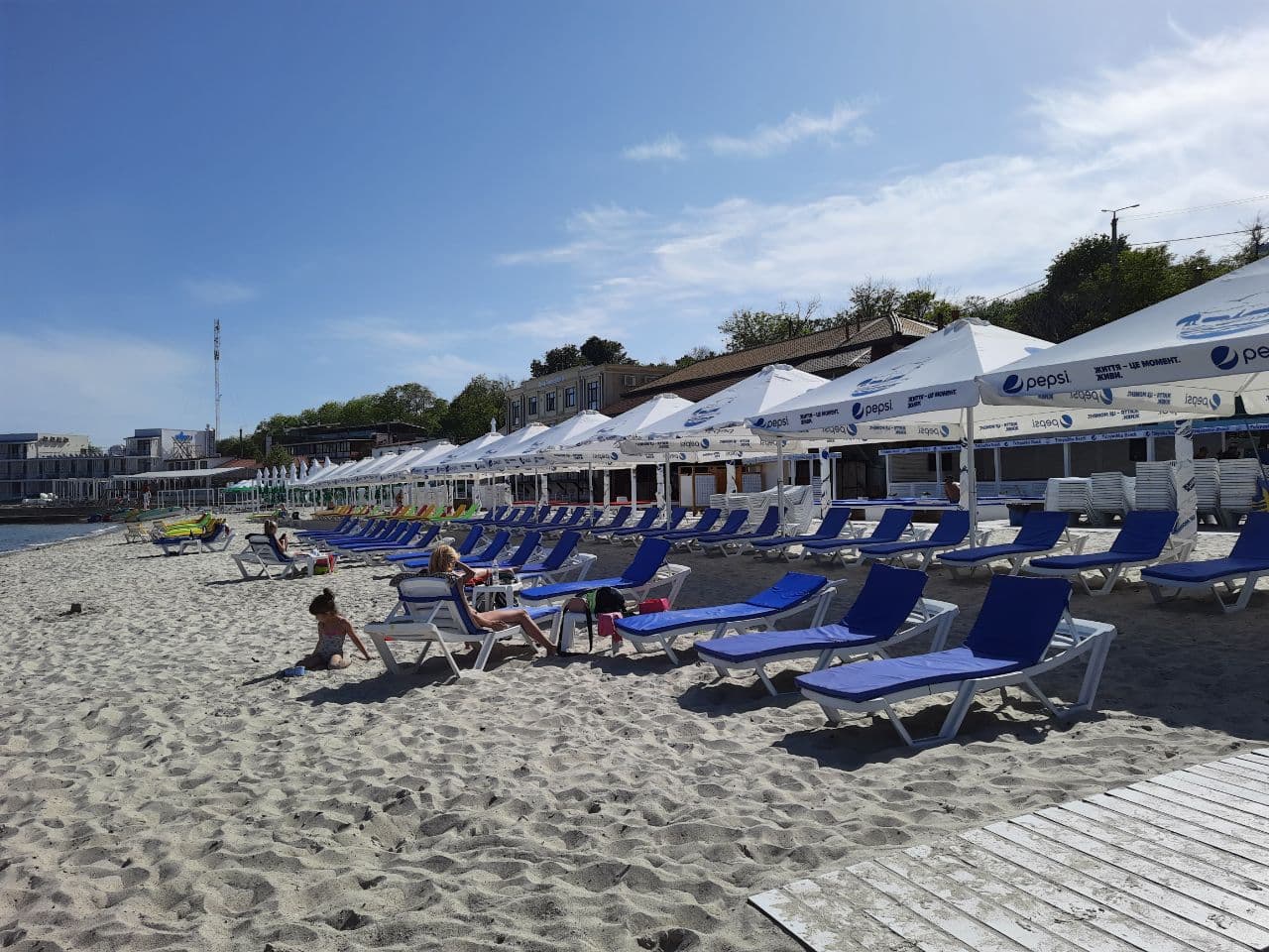 От "Ланжерона" до "Аркадии": как одесские пляжи готовятся к лету. Фото Марины Повертайло