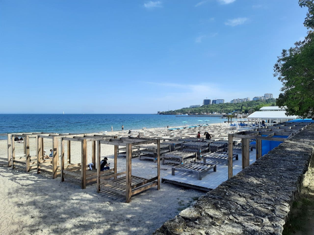 От "Ланжерона" до "Аркадии": как одесские пляжи готовятся к лету. Фото Марины Повертайло