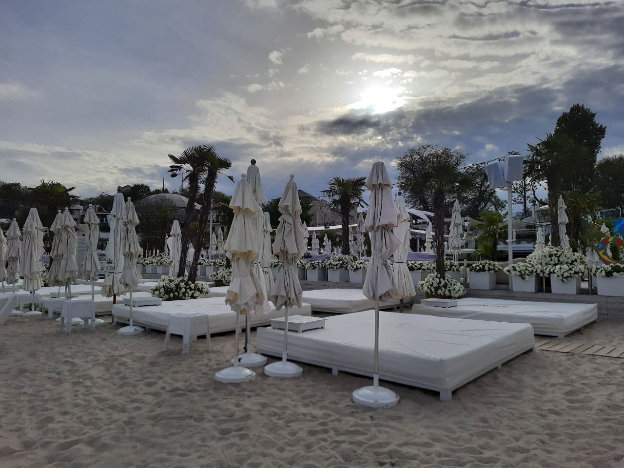 От "Ланжерона" до "Аркадии": как одесские пляжи готовятся к лету. Фото Марины Повертайло