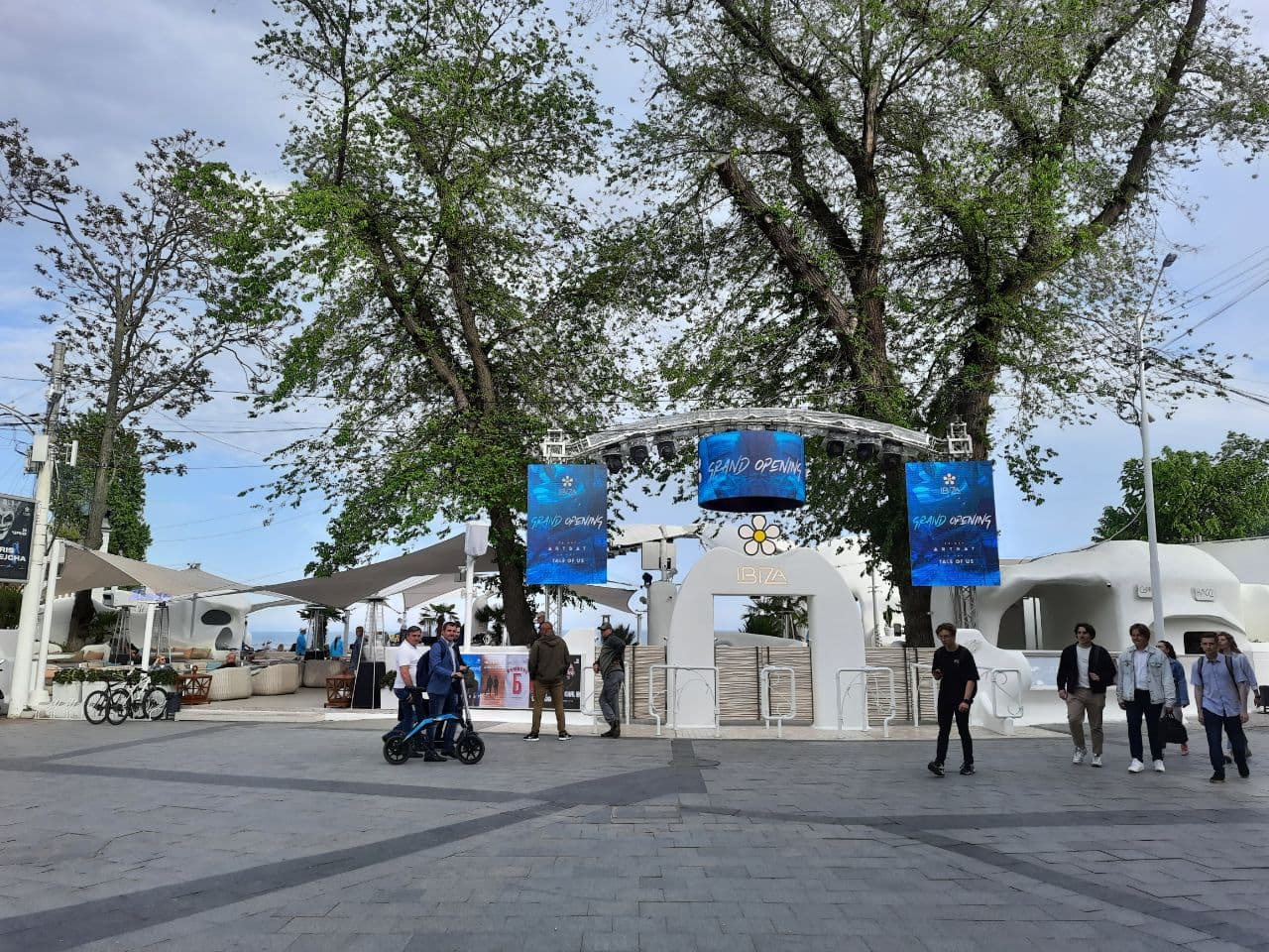 От "Ланжерона" до "Аркадии": как одесские пляжи готовятся к лету. Фото Марины Повертайло