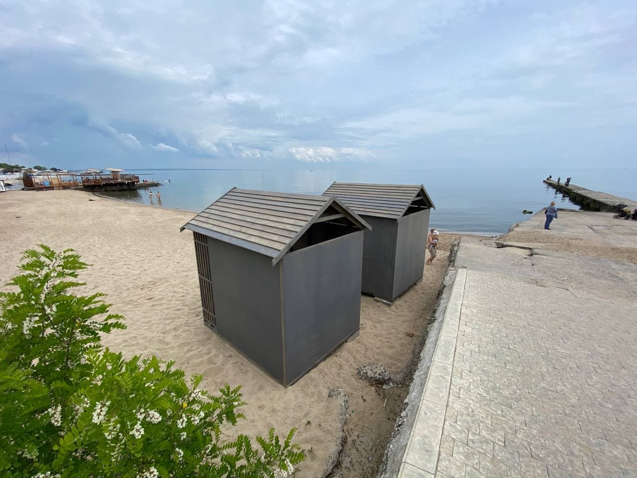 МАФы на пляже "Отрада". Фото: Демьян Ганул