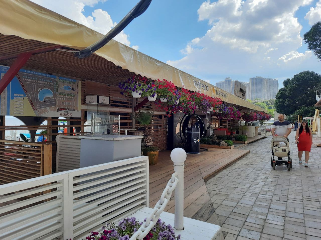 Заведения, которые летом 2021 года захватили тротуар в центре Одессы. Фото Марины Повертайло