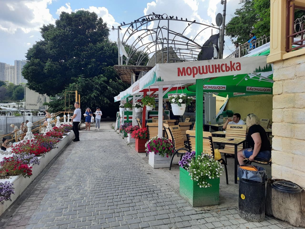 Заведения, которые летом 2021 года захватили тротуар в центре Одессы. Фото Марины Повертайло