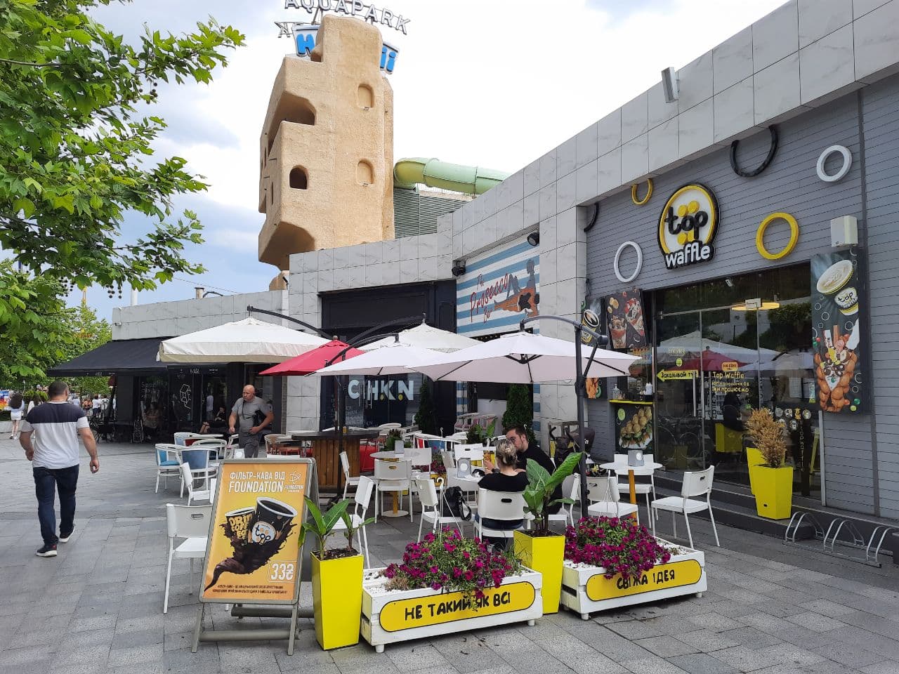 Заведения, которые летом 2021 года захватили тротуар в центре Одессы. Фото Марины Повертайло