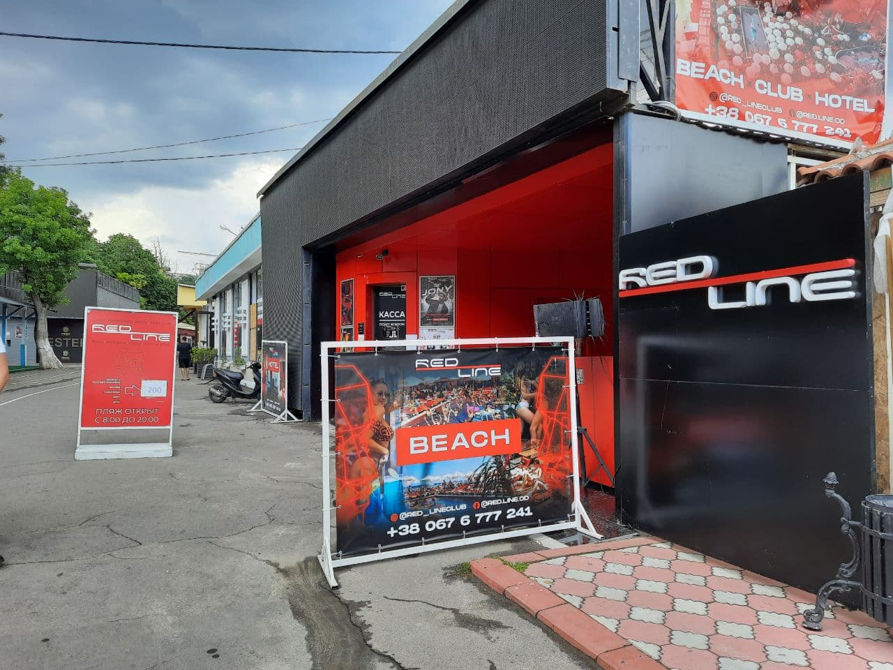 Заведения, которые летом 2021 года захватили тротуар в центре Одессы. Фото Марины Повертайло